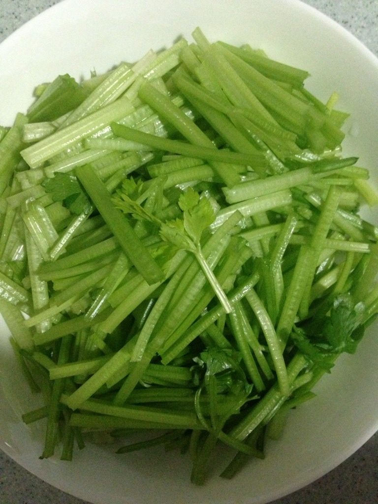 肉丝炒芹菜,<a style='color:red;display:inline-block;' href='/shicai/ 125'>芹菜</a>洗净，切断备用，如图