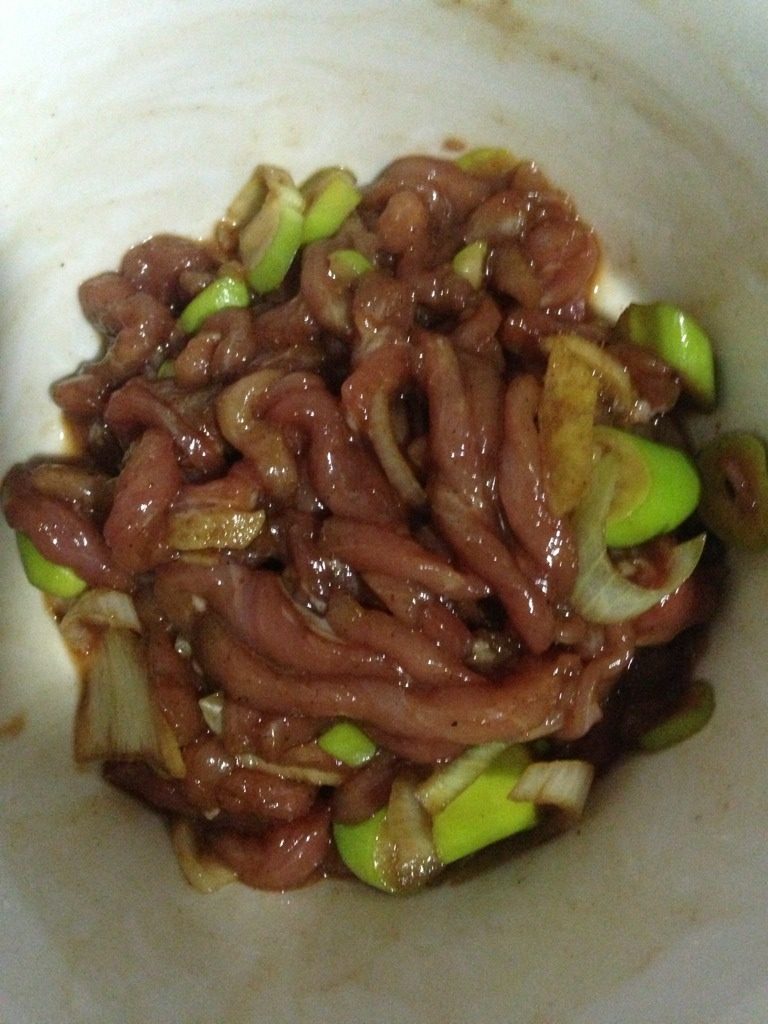 肉丝炒芹菜,肉切丝，调入适量生抽，糖，葱姜，如图