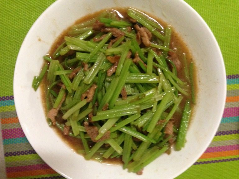 肉丝炒芹菜, 盛出装盘即可，如图