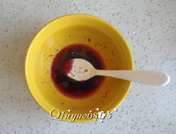 蓝莓山药泥,<a style='color:red;display:inline-block;' href='/shicai/ 2868'>蓝莓酱</a>和一点儿温凉白开搅匀