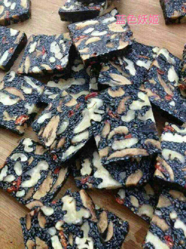 阿胶固元膏,待凉后放入冰箱下面的冷藏层4小时后拿出切片分几份装好，先不吃的冷藏层保存。