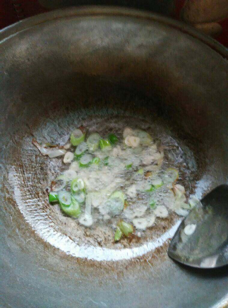 红椒炒西兰花,锅里放少许油加热，放入葱蒜爆炒