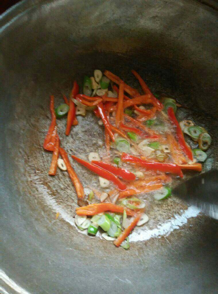 红椒炒西兰花,加入红椒炒一下