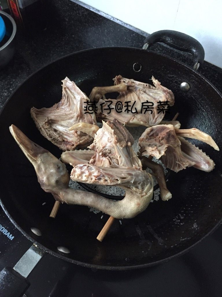 米熏鸭肉,如图摆上提前一天腌制好的鸭肉,皮朝下。