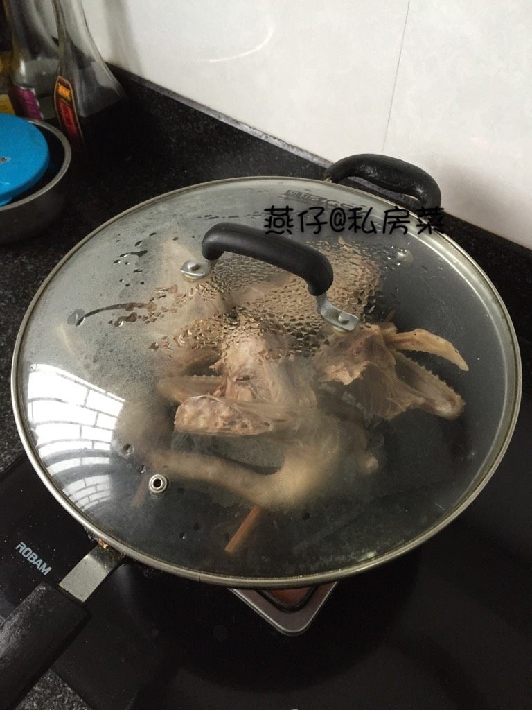 米熏鸭肉,如图大火让米烟充满整个锅时,改小火熏20分钟。