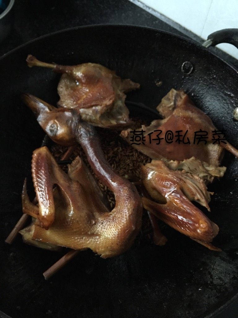 米熏鸭肉,如图熏致鸭肉上色,切块即可食用。