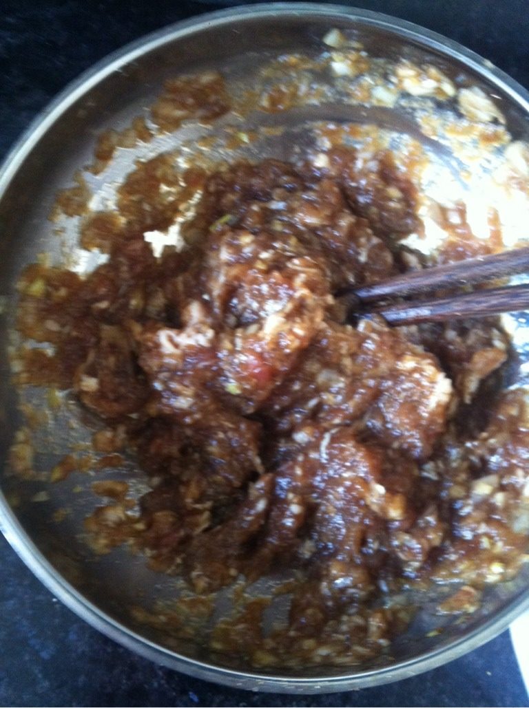 猪肉卷,<a style='color:red;display:inline-block;' href='/shicai/ 414'>猪肉</a>剁成肉糜，放入切碎的<a style='color:red;display:inline-block;' href='/shicai/ 138'>大葱</a>，加入<a style='color:red;display:inline-block;' href='/shicai/ 744'>五香粉</a>，<a style='color:red;display:inline-block;' href='/shicai/ 788'>生抽</a><a style='color:red;display:inline-block;' href='/shicai/ 762'>老抽</a>，加入一点水，往一个方向搅拌，让肉糜吃进去水。这样蒸出来会软一点。再加入一点食用油，盐搅拌均匀