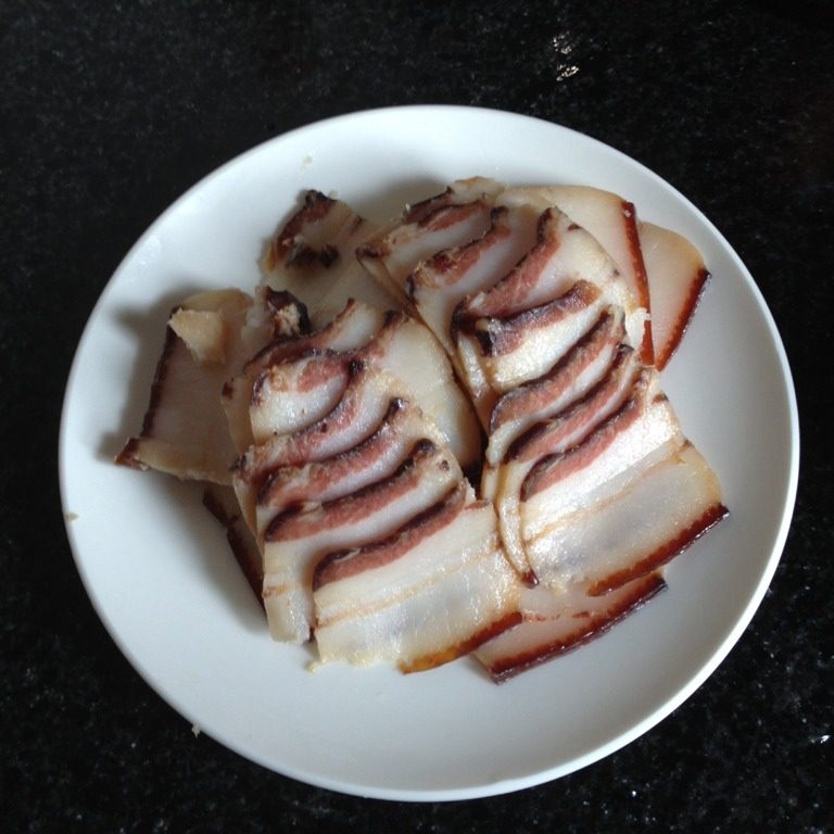 回锅腊肉,煮至半熟的<a style='color:red;display:inline-block;' href='/shicai/ 436'>腊肉</a>切片