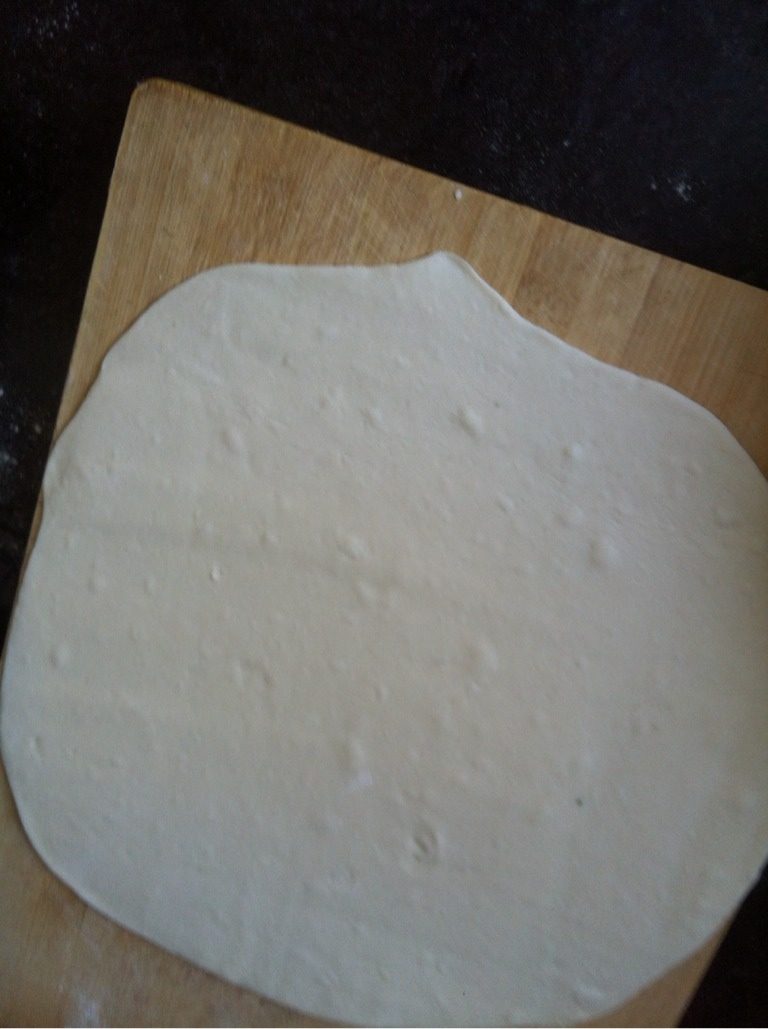 猪肉卷,面团发到二倍大时取出揉光滑，排气。取出一块揉好擀成0.5厘米厚的面片