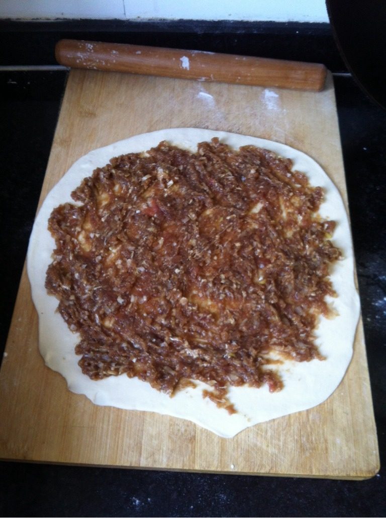 猪肉卷,把拌好的肉铺到面皮上，抹均匀，不要太厚，否则不好卷。边上留出一点不抹馅