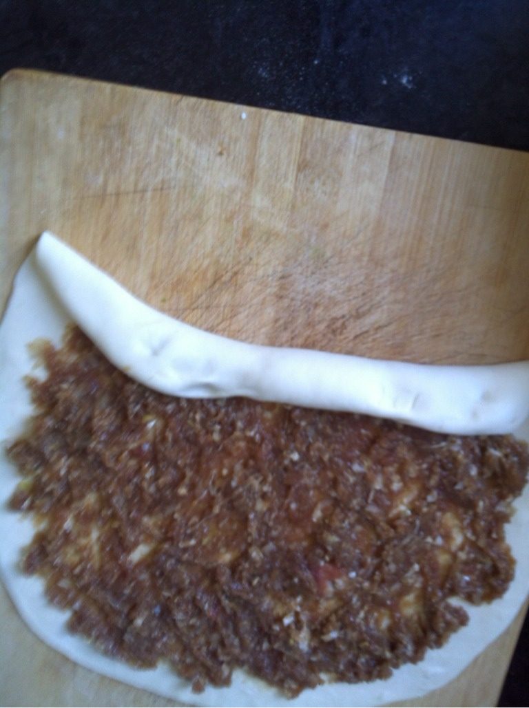 猪肉卷,从一头卷起，一直卷到头。