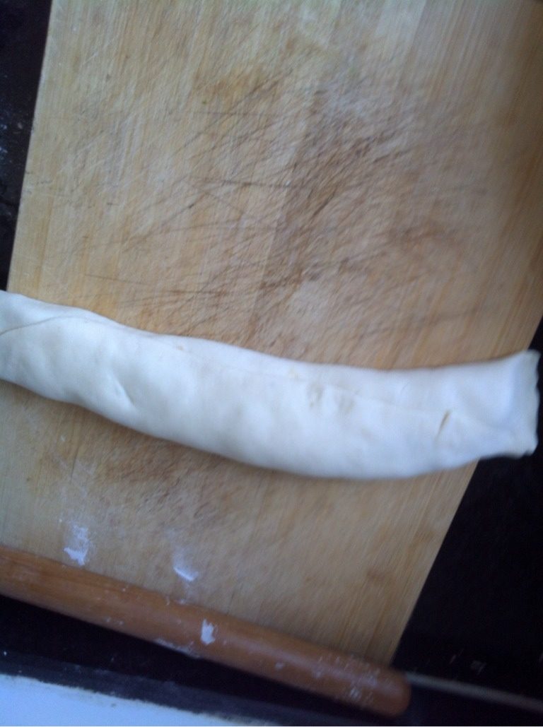 猪肉卷,把两头捏紧，如图。醒十分钟