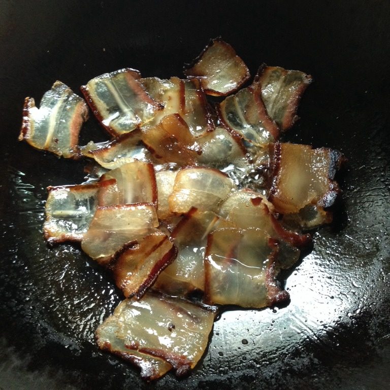 回锅腊肉,锅里放少许油，把腊肉放进锅里炒出油后，再放入少许<a style='color:red;display:inline-block;' href='/shicai/ 164'>豆瓣</a>