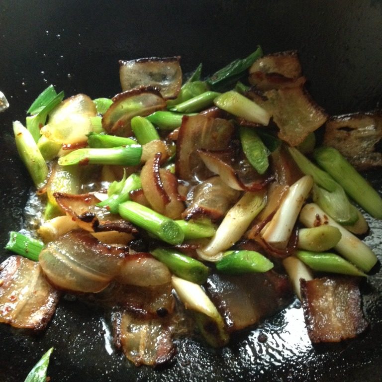 回锅腊肉,放入蒜苗头先炒几下
