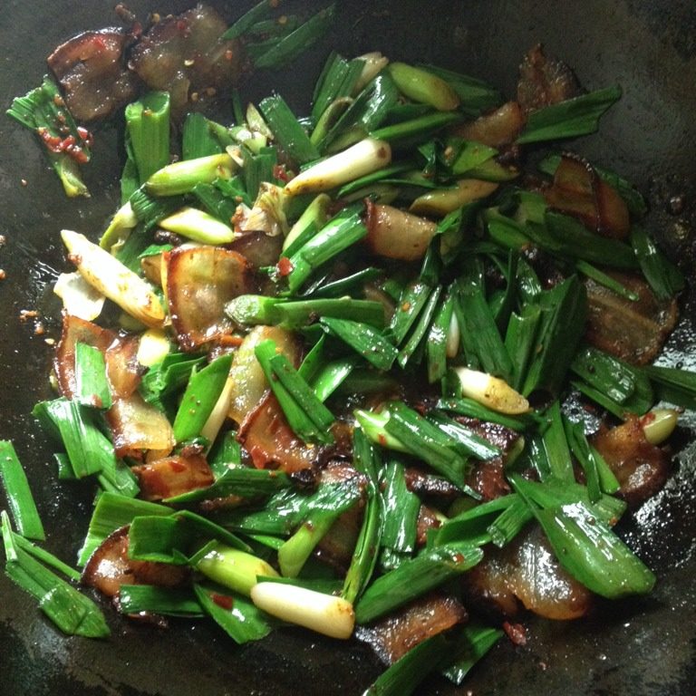 回锅腊肉,再放蒜苗叶翻炒几下放入<a style='color:red;display:inline-block;' href='/shicai/ 717'>味精</a>即可
