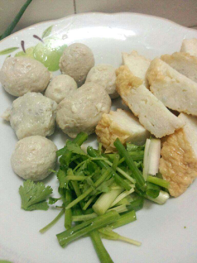 生菜滚肉丸汤,<a style='color:red;display:inline-block;' href='/shicai/ 431'>肉丸</a>  <a style='color:red;display:inline-block;' href='/shicai/ 63106'>墨鱼丸</a>洗干净 把<a style='color:red;display:inline-block;' href='/shicai/ 63106'>墨鱼丸</a>对半切开在切斜块<a style='color:red;display:inline-block;' href='/shicai/ 3250'>葱</a>和<a style='color:red;display:inline-block;' href='/shicai/ 131'>香菜</a>切段待用