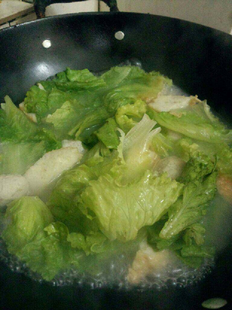 生菜滚肉丸汤,煮开后在略煮一下在把生菜倒入煮