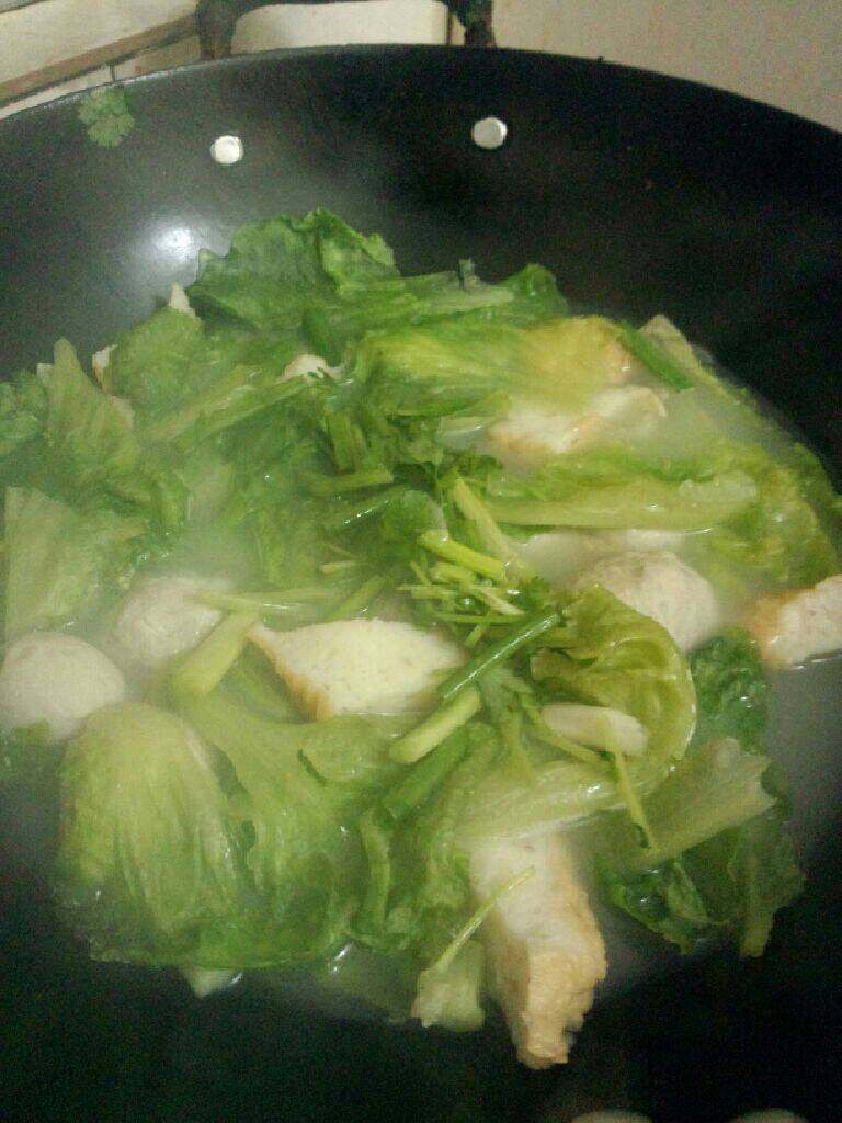 生菜滚肉丸汤,在把香菜和葱放入在加入盐煮滚即可关火