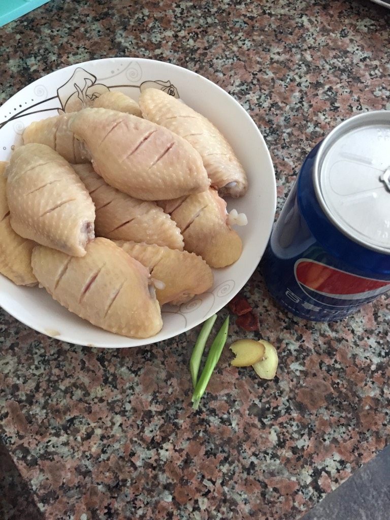 可乐鸡翅,如图鸡翅洗干净，用刀前后切三刀
