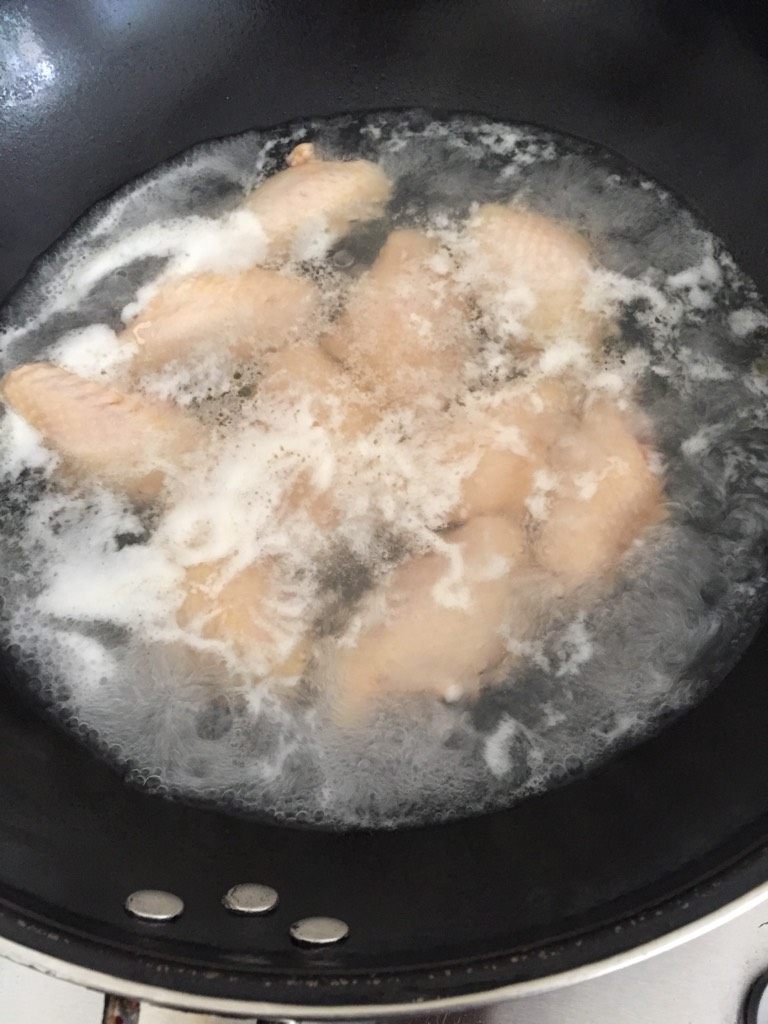 可乐鸡翅,然后用开水焯一下水