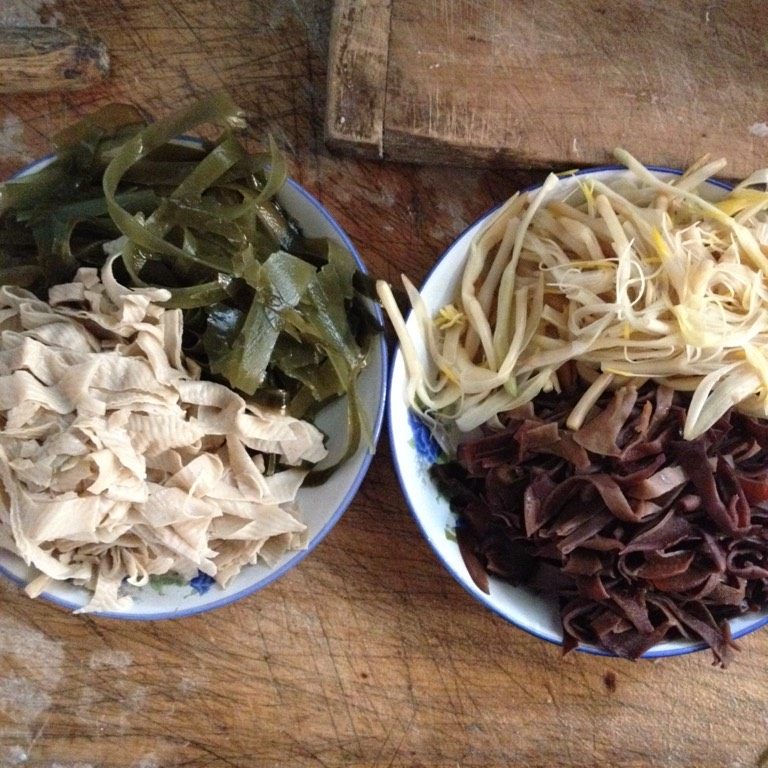 牛肉胡辣汤,泡发<a style='color:red;display:inline-block;' href='/shicai/ 277'>海带</a><a style='color:red;display:inline-block;' href='/shicai/ 233'>木耳</a>切成丝 <a style='color:red;display:inline-block;' href='/shicai/ 4660'>豆皮</a>切丝 <a style='color:red;display:inline-block;' href='/shicai/ 127'>黄花菜</a>洗净备用