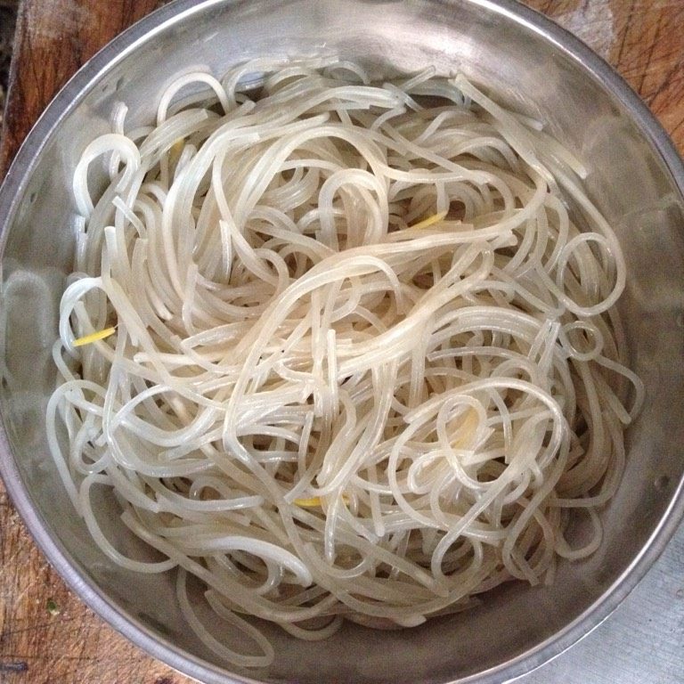 牛肉胡辣汤,<a style='color:red;display:inline-block;' href='/shicai/ 525'>粉条</a>用清水泡软备用