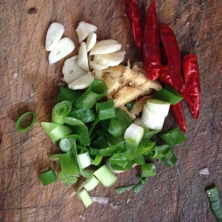 牛肉胡辣汤,葱姜蒜切碎 <a style='color:red;display:inline-block;' href='/shicai/ 86464'>干红辣椒</a>洗净