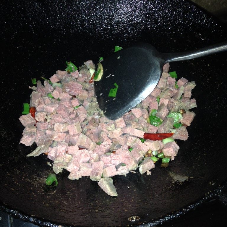 牛肉胡辣汤,倒入牛肉粒翻炒