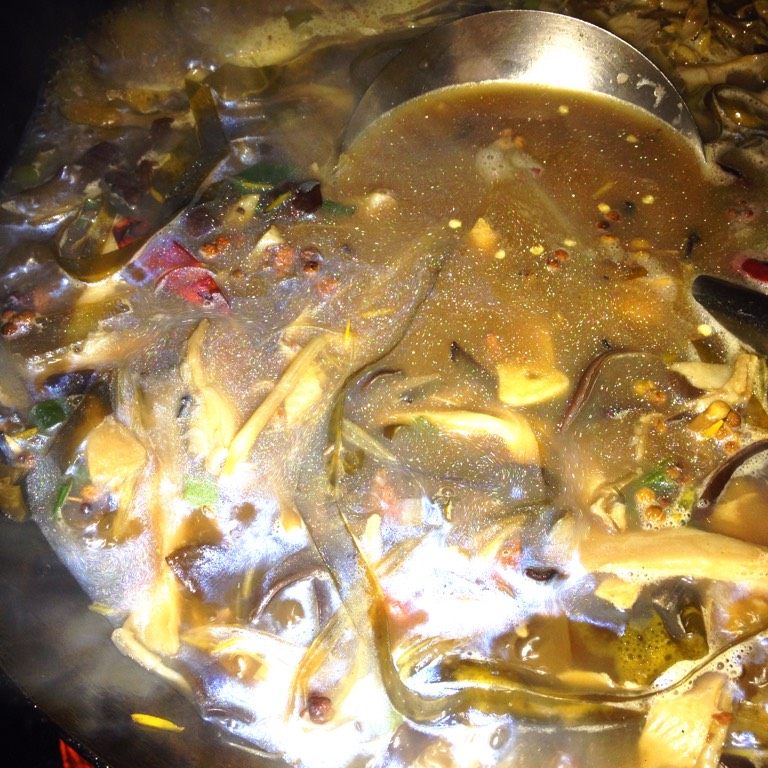 牛肉胡辣汤,倒入适量清汤 大火烧开 小火煮五分钟