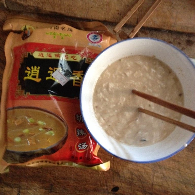 牛肉胡辣汤,调入胡辣汤料包 一包料倒入碗中 加一点清水搅匀后倒入锅中 大火烧开即可 最后根据咸淡程度加一点盐