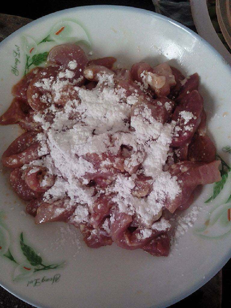 糖醋里脊,将里脊肉切成条状，加入少量盐，料酒，生抽，醋和淀粉腌制二十分钟。