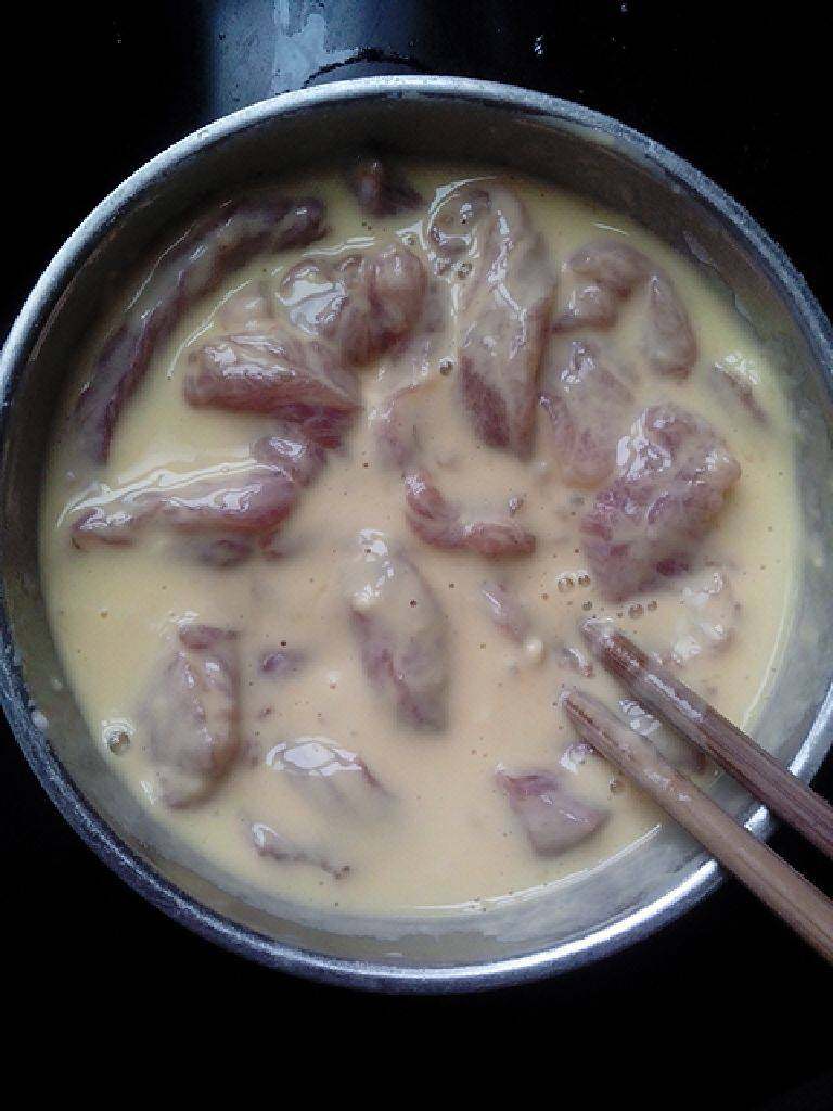 糖醋里脊,腌制好的里脊肉放入面糊中，使每块肉都能均匀蘸到面糊。