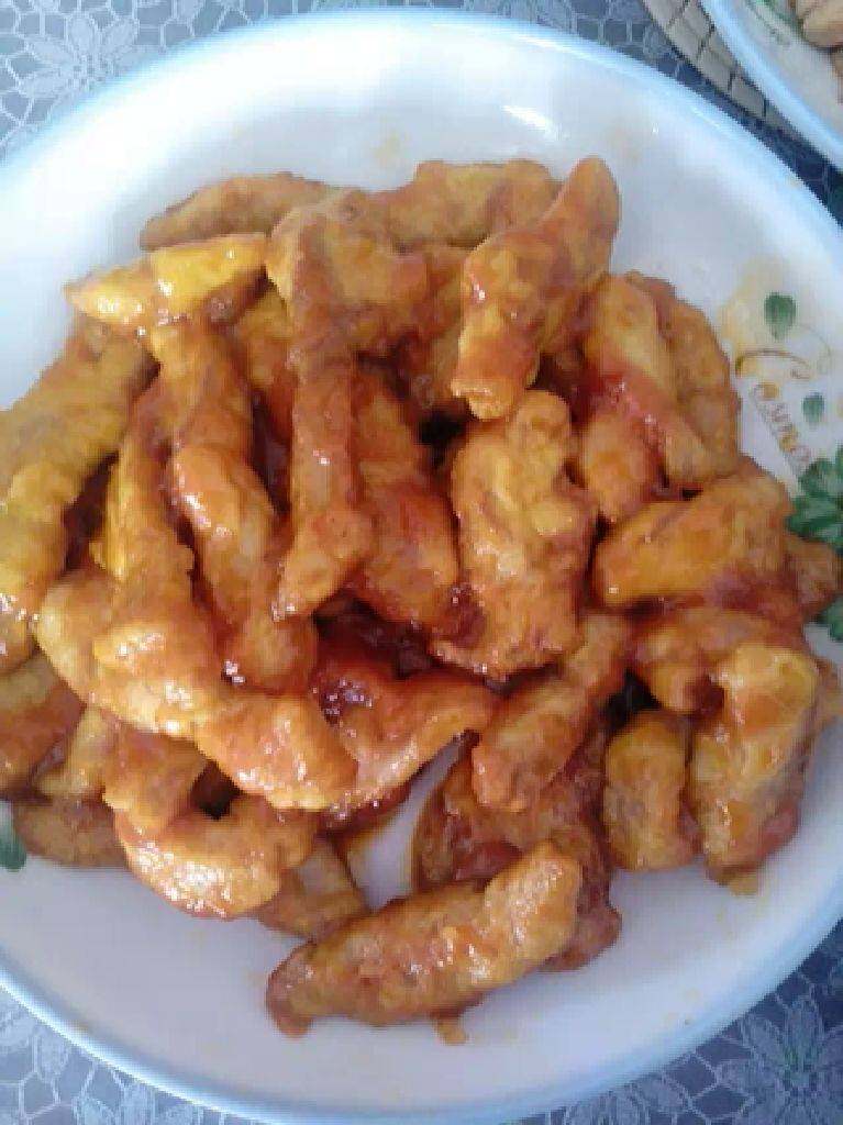 糖醋里脊,等酱汁炒制好了之后，加入事先炸好的里脊肉，等每块里脊肉蘸上酱汁即可装盘。
