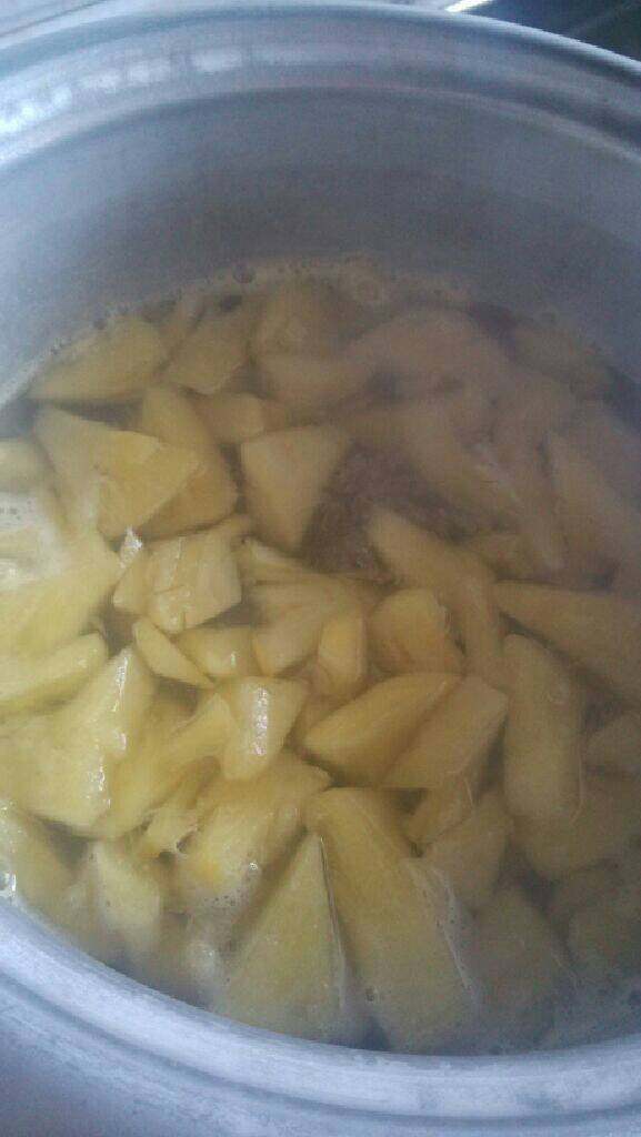 糖水菠萝,锅里倒水，放入菠萝，加如白糖，大火烧开