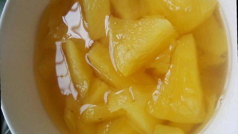 糖水菠萝,二十分钟左右，煮至菠萝变软没有酸味之后就可以了