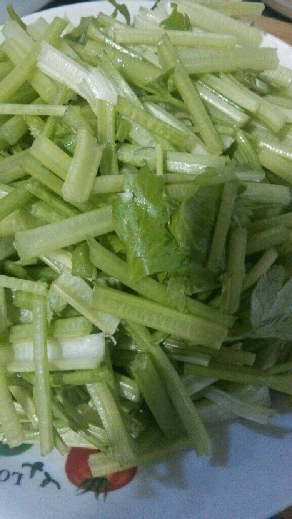 肉丝香干炒芹菜,<a style='color:red;display:inline-block;' href='/shicai/ 125'>芹菜</a>摘去叶子，洗净切成段