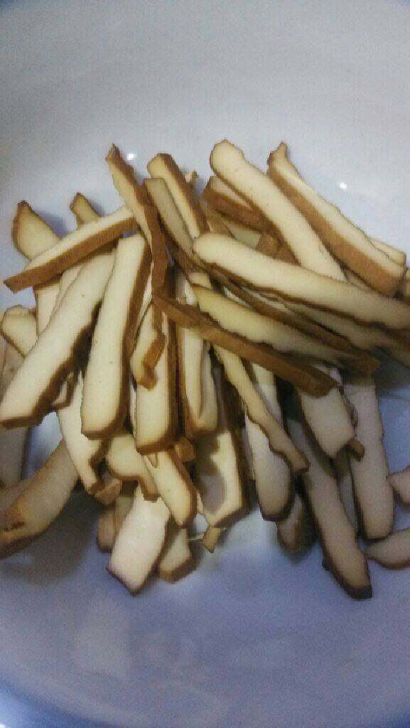 肉丝香干炒芹菜,<a style='color:red;display:inline-block;' href='/shicai/ 473'>香干</a>也切条