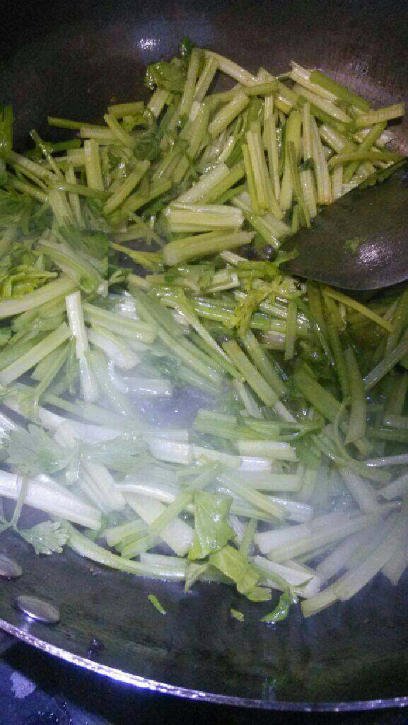 肉丝香干炒芹菜,锅里继续加热，倒入芹菜大火翻炒，加盐调味