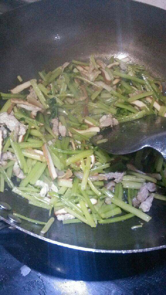肉丝香干炒芹菜,炒至芹菜变软后，倒入肉丝和香干，大火炒匀，加<a style='color:red;display:inline-block;' href='/shicai/ 10588'>糖</a>