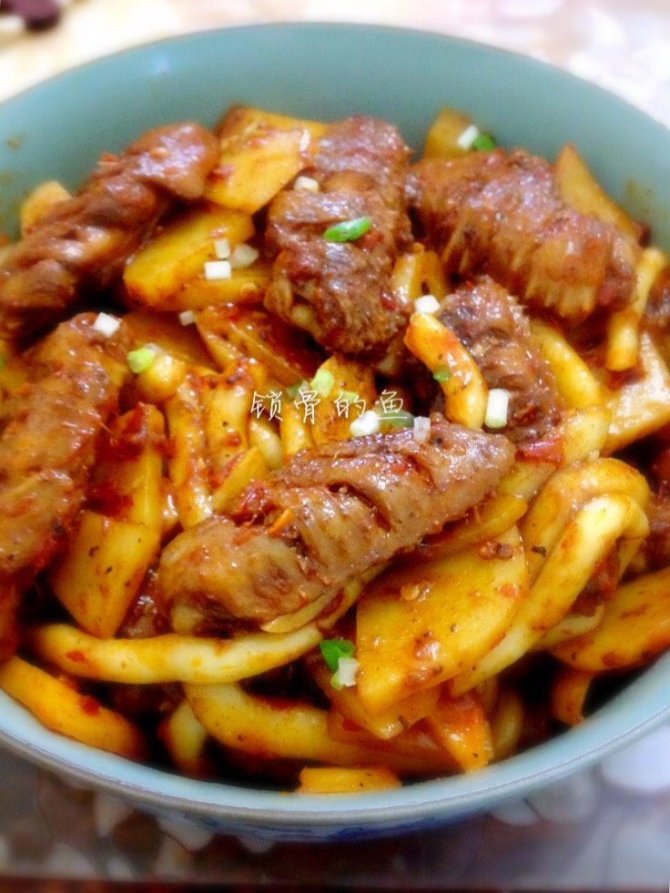 麻辣香锅鸡翅,如图,翻炒入味后,盛出,撒入葱花即可