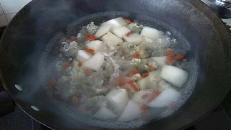 ≈银耳雪梨汤≈,锅内坐水，烧开后放入雪梨，银耳和枸杞，大火煮开后转小火慢炖