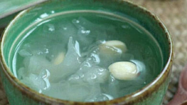 冰糖银耳莲子羹
