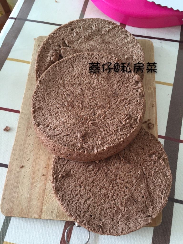 奶油生日蛋糕,如图可可蛋糕胚,切三片备用。