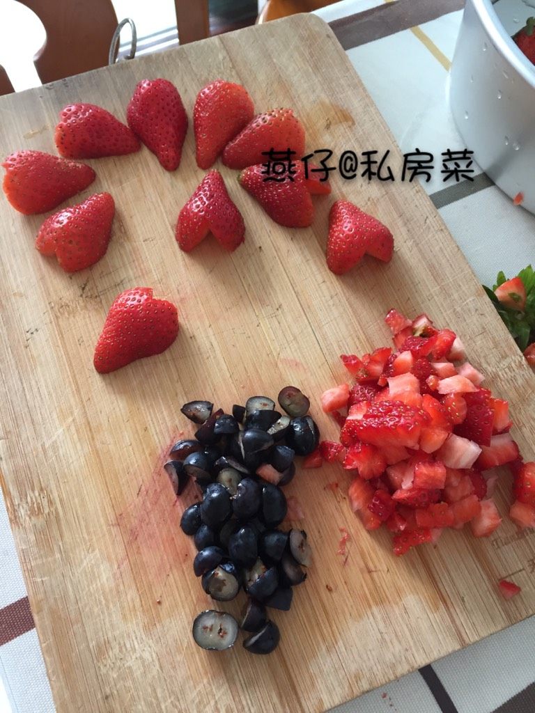 奶油生日蛋糕,如图<a style='color:red;display:inline-block;' href='/shicai/ 592'>草莓</a>，<a style='color:red;display:inline-block;' href='/shicai/ 623'>蓝莓</a>洗净切好备用。