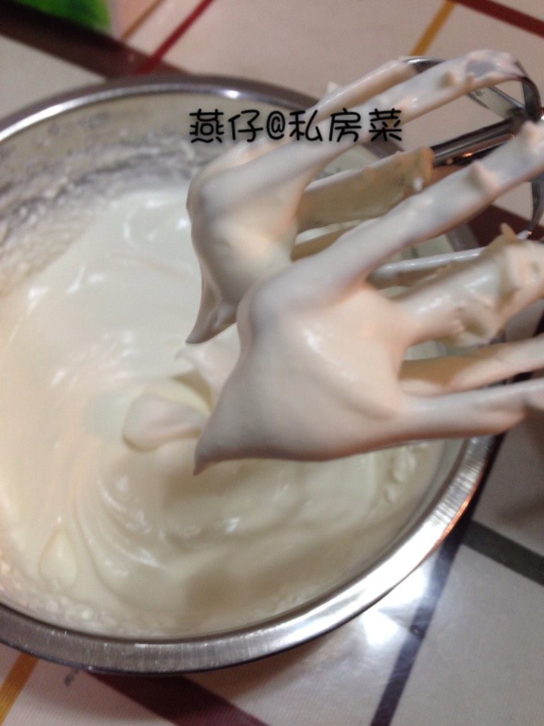 奶油生日蛋糕,如图<a style='color:red;display:inline-block;' href='/shicai/ 8197'>淡奶油</a>加入细砂糖打发到立起小勾。
