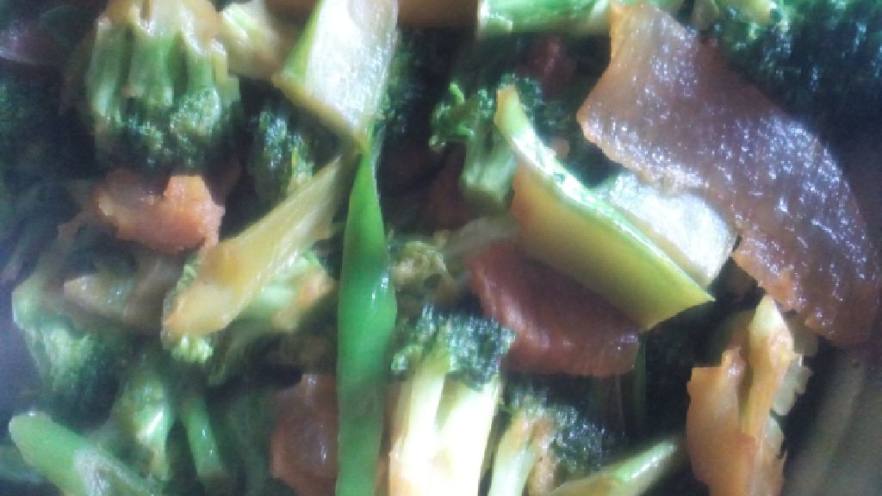 腊肉炒西兰花