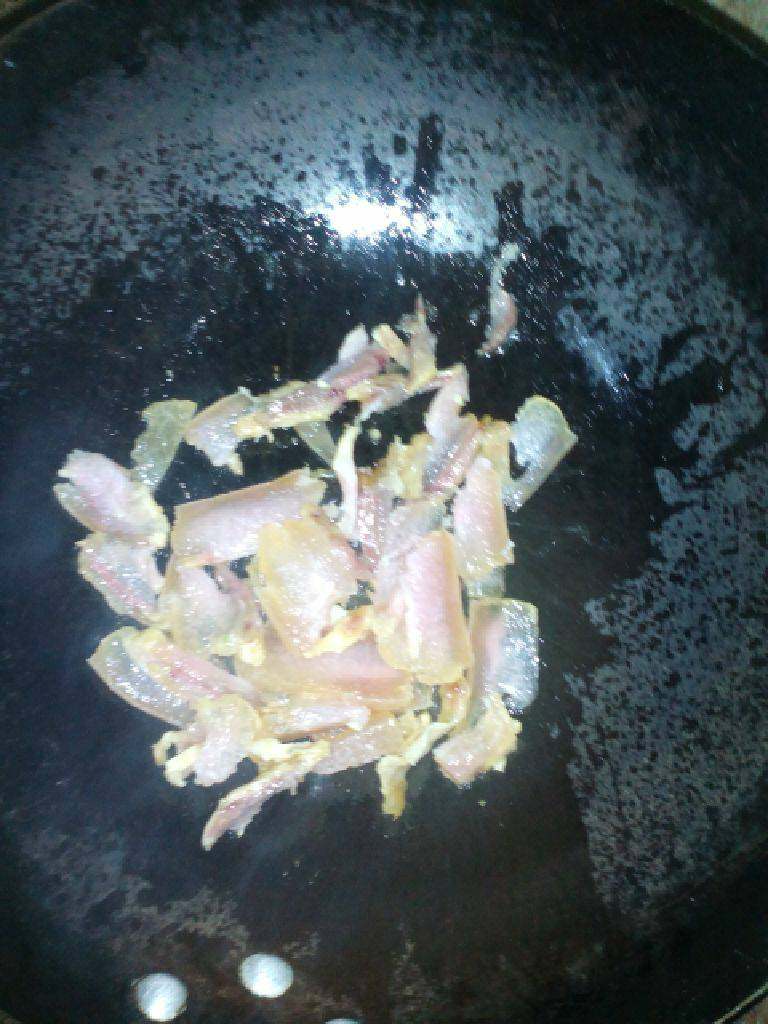 腊肉炒西兰花,锅内热油，加入腊肉翻炒至透明