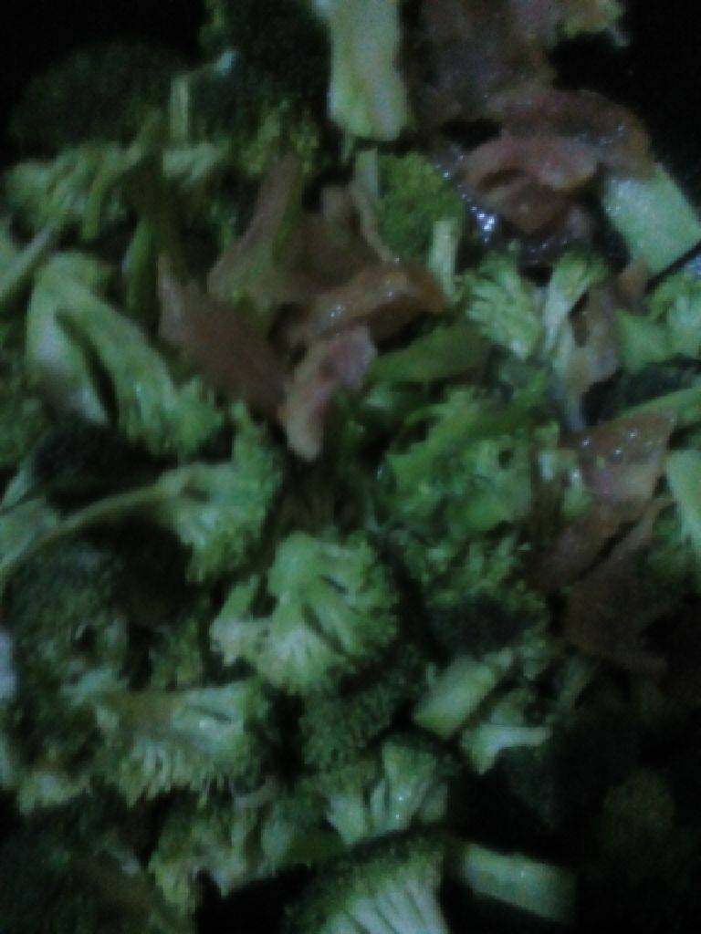 腊肉炒西兰花,加入西兰花翻炒，加入鸡精，味极鲜翻炒即可
