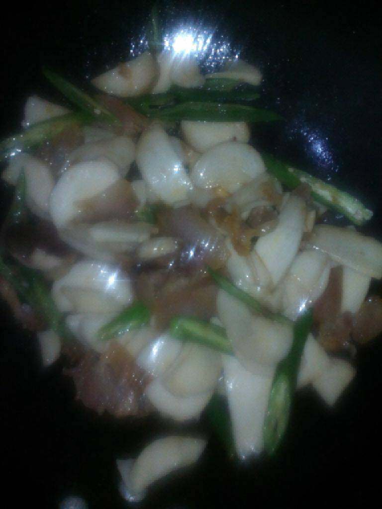 腊肉杏鲍菇,加入杏鲍菇翻炒，放入鸡精，味极鲜翻炒片刻即可