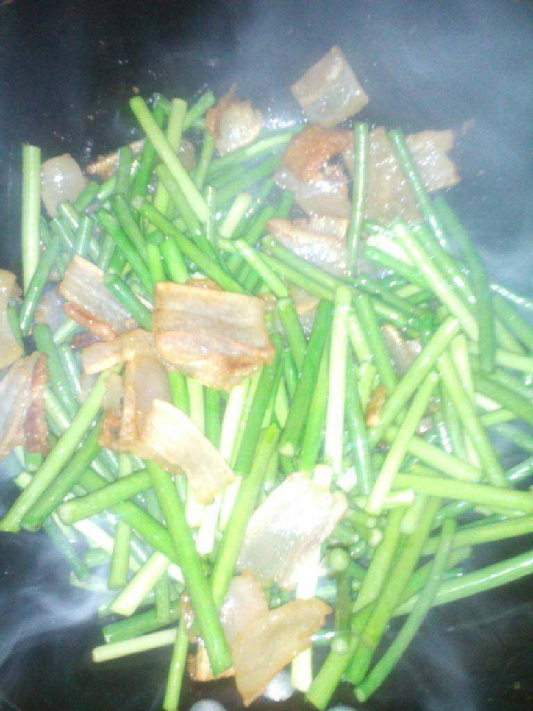 腊肉炒蒜苔,加入蒜苔翻炒，放味极鲜，鸡精翻炒即可